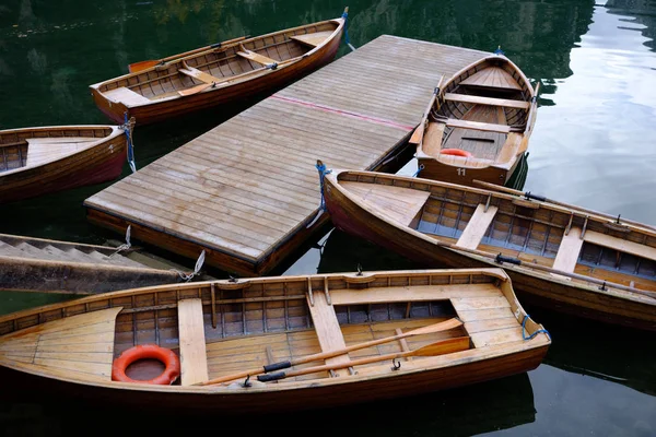 Лодки Озере Лаго Брайс Альпы Италия — стоковое фото