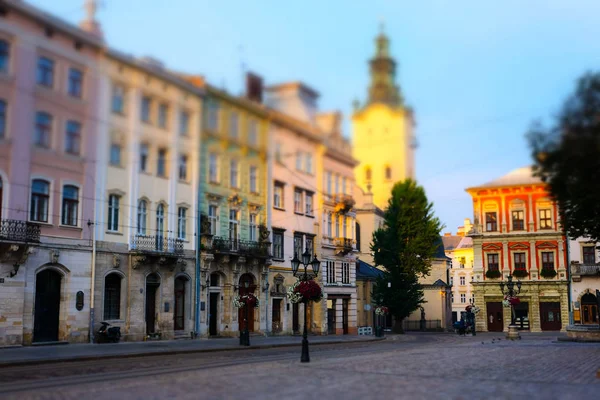 古いヨーロッパの早朝の広場 チルトシフト効果 — ストック写真