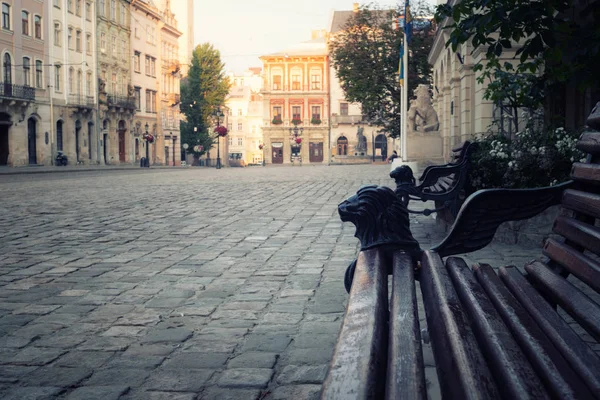 Régi Európai Város Utca Padokkal Napsütéses Napon — Stock Fotó