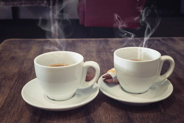 Twee Witte Koffie Kopjes Houten Tafel Café Interieur — Stockfoto