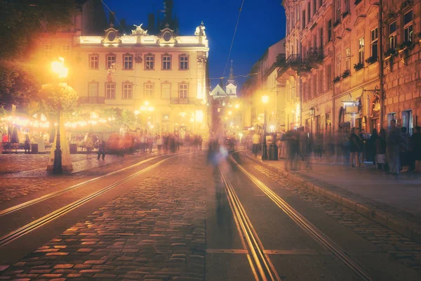 Una Multitud Personas Moviéndose Vieja Calle Nocturna Ciudad Europea Desenfocó — Foto de Stock