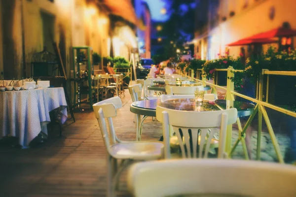 Açık Restoran Terasında Gece Eski Avrupa Şehri Sokak — Stok fotoğraf