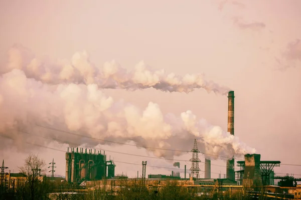 Pile Fumo Una Fabbrica Lavoro Che Emette Vapore Smog Inquinamento — Foto Stock