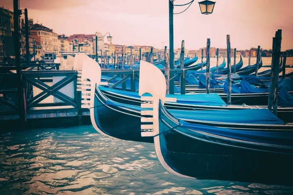 Venecia Vista Clásica Salida Del Sol Con Góndolas Las Olas —  Fotos de Stock