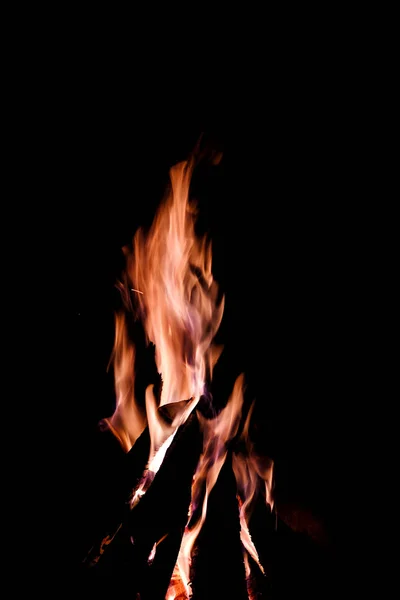 Siyah Bir Arka Plan Üzerinde Ateş Kamp Ateşi Yakından Görmek — Stok fotoğraf