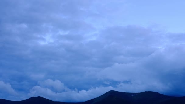 Временные Облака Туман Движутся Над Сосновым Горным Лесом Туманный Утренний — стоковое видео
