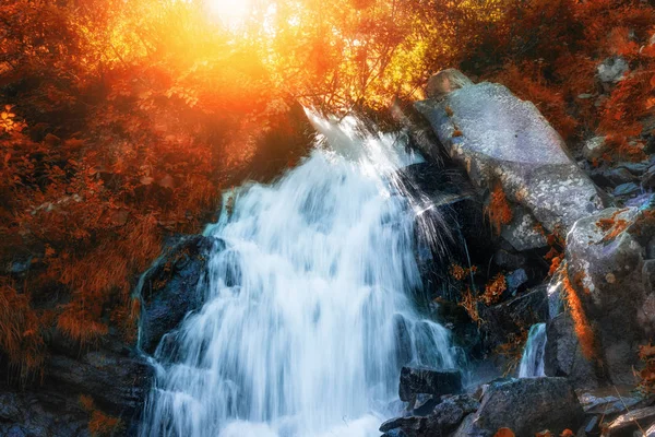 Güzel Şelale Ile Kırmızı Turuncu Renkli Sonbahar Ormandaki Nehir Dağ — Stok fotoğraf