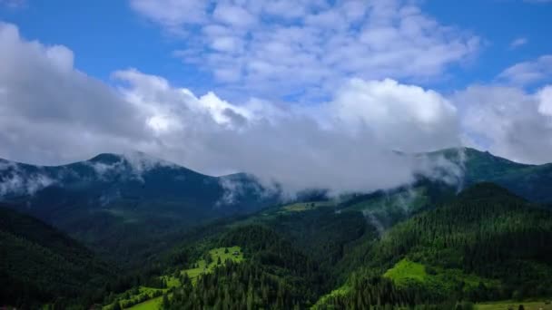 雲と霧の山の谷に移動の時間経過 ビデオ — ストック動画