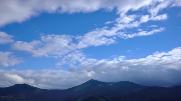 Zeitraffer Filmmaterial Vom Bewölkten Blauen Himmel Über Dem Bergrücken — Stockvideo