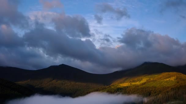 Tiempo Lapso Imágenes Del Cielo Azul Nublado Sobre Cresta Montaña — Vídeos de Stock