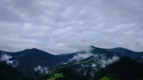 Tiempo Lapso Imágenes Del Cielo Azul Nublado Sobre Cresta Montaña — Vídeos de Stock
