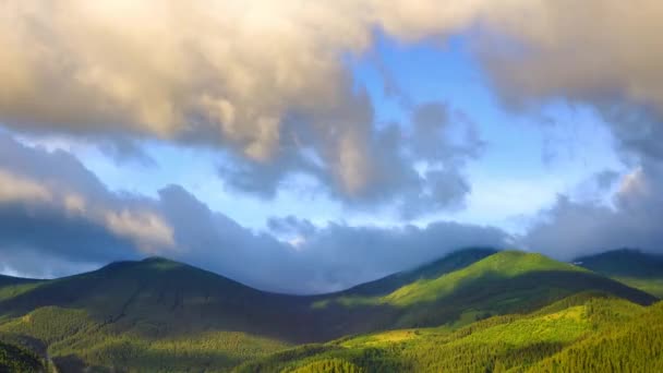 Zeitraffer Filmmaterial Vom Bewölkten Blauen Himmel Über Dem Bergrücken — Stockvideo