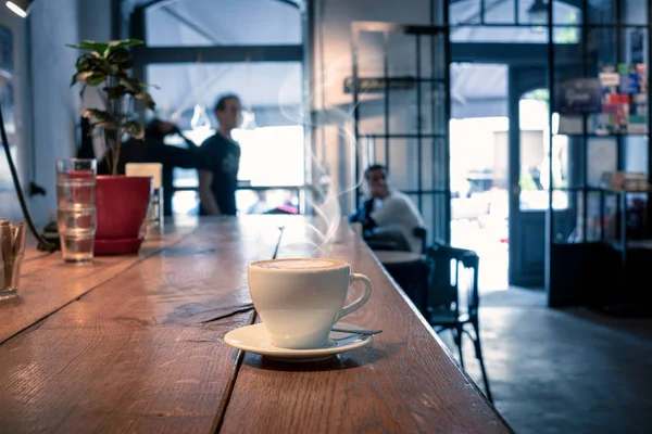 Witte Kop Koffie Het Café Interieur — Stockfoto