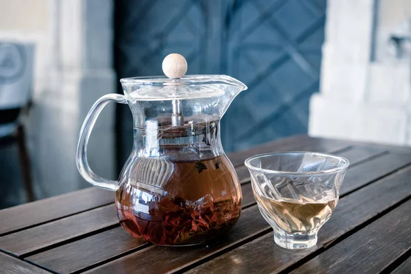 Foto Tetera Vidrio Con Taza Negro Sobre Mesa Madera — Foto de Stock