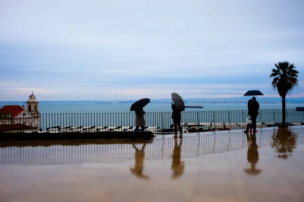 Menschen Gehen Unter Regen Lissabon Portugal — Stockfoto