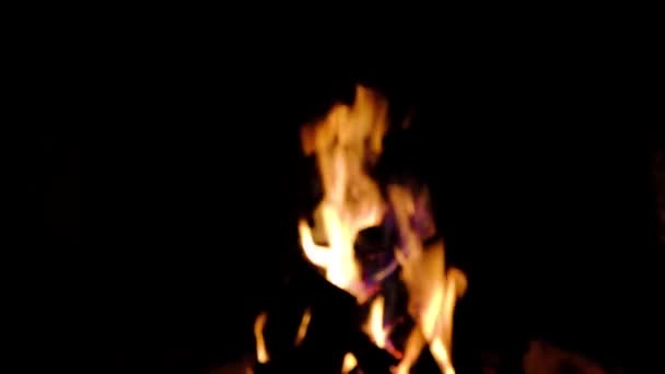 Nahaufnahme Feuer Brennen Kamin Video Von Flammen Vor Dunklem Hintergrund — Stockvideo