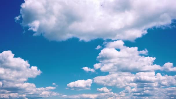 Mavi Gökyüzü Zaman Atlamalı Video Üzerinde Hareketli Bulutlar — Stok video