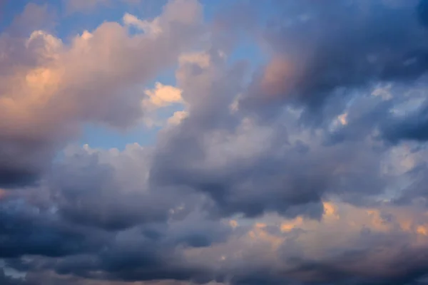 劇的な嵐の空 自然の情景 闇と光のトーン 美しさ 自然の背景 — ストック写真