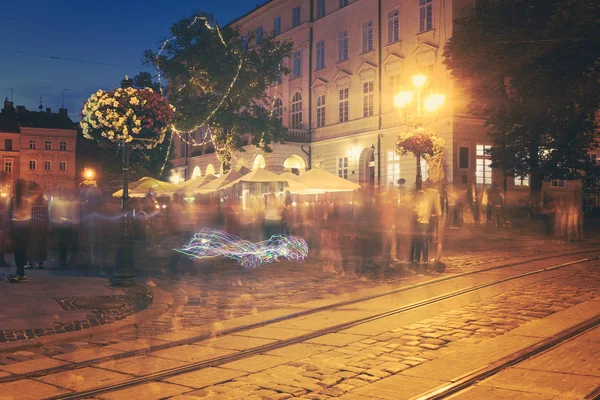 夜の通りの古いヨーロッパの都市に動いている人々 の群衆 ぼやけている抽象的なイメージ — ストック写真