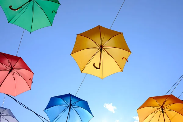 カラフルな傘の背景 空にカラフルな傘 通りの装飾 — ストック写真