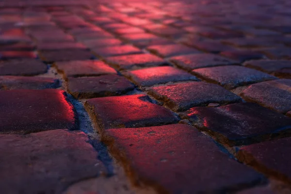 Mojado Iluminado Por Luz Roja Empedrado Calle Por Noche — Foto de Stock