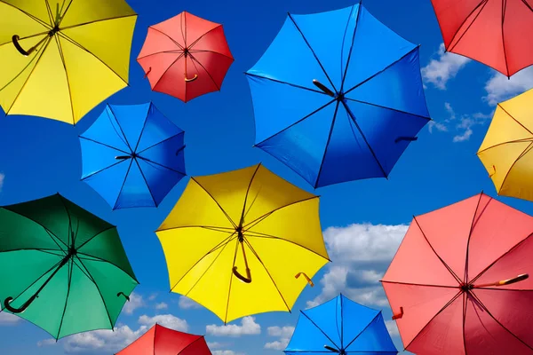 カラフルな傘の背景 空にカラフルな傘 通りの装飾 — ストック写真