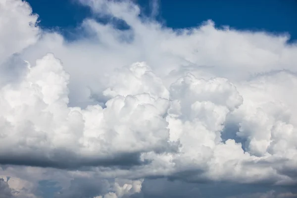 Stormachtige Regenachtige Wolken Boven Blauwe Hemel Natuur Landschap Achtergrond — Stockfoto
