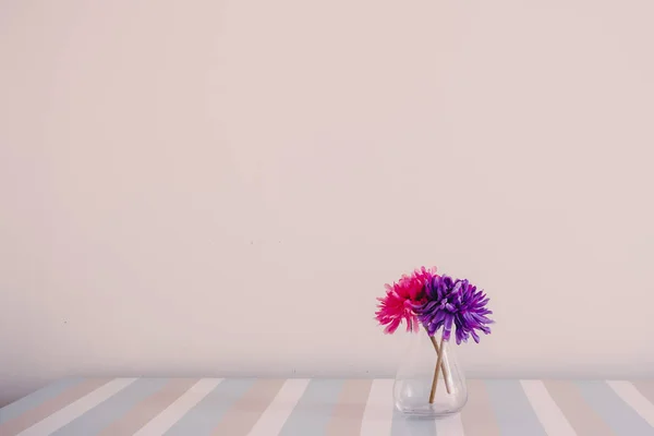 Vaas Met Bloemen Tafel Witte Muur Achtergrond — Stockfoto