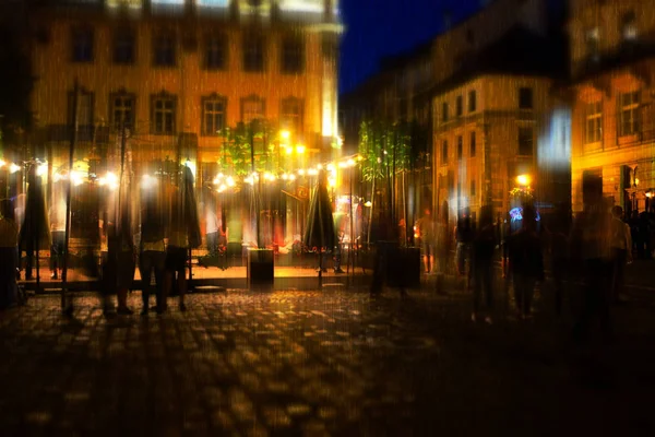 Velha Cidade Iluminada Europeia Noite Chuvosa Pessoas Andando Rua Noite — Fotografia de Stock