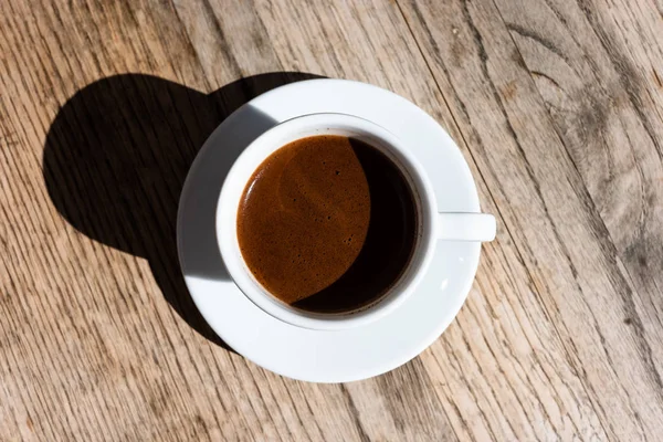 Bir Fincan Kahve Ahşap Masa Üst Manzara — Stok fotoğraf