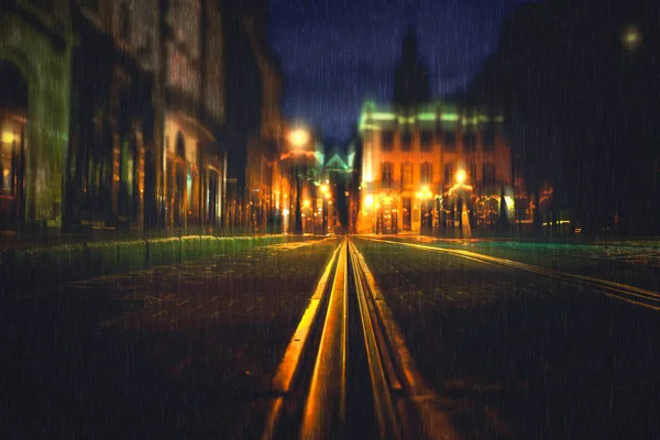 Velha Cidade Iluminada Europeia Noite Chuvosa Pessoas Andando Rua Noite — Fotografia de Stock