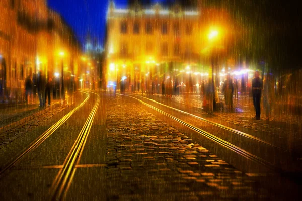 Antigua Ciudad Iluminada Europea Noche Lluviosa Gente Caminando Por Calle — Foto de Stock