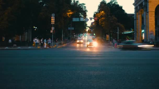 Yoğun Modern Şehir Merkezi Hareketli Gece Hızlı Arabalar Trafik Işıkları — Stok video