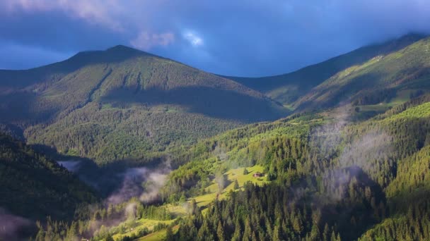 Filmagens Lapso Tempo Nascer Sol Nublado Longo Cume Montanha — Vídeo de Stock