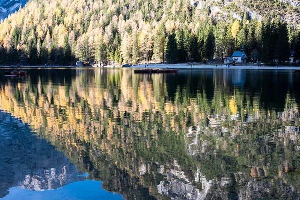 Herbstkulisse Der Pragser Seen Lago Prags Vor Alpinem Hintergrund Südtirol — Stockfoto