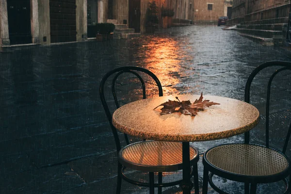 Café Terrasse Parisienne Automne Pluvieux Gouttes Pluie Feuille Érable Sur — Photo