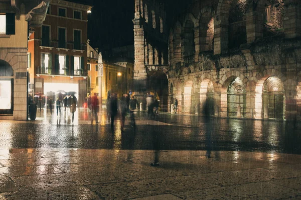 Staré Evropské Město Světel Lidí Kteří Jdou Rozostřeného Pozadí — Stock fotografie