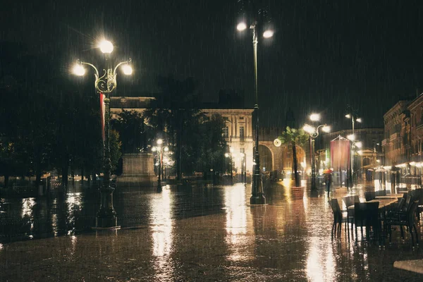 Alte Europäische Nacht Stadtlichter Und Menschen Fuß Verschwommenen Hintergrund — Stockfoto