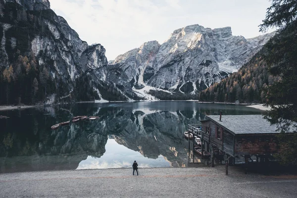Podzim Scenérie Jezera Braies Lago Braies Pozadí Alp Jižním Tyrolsku — Stock fotografie