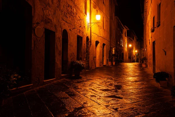 Antigua Calle Iluminada Europea Noche Lluviosa Pienza Toscana Italia —  Fotos de Stock