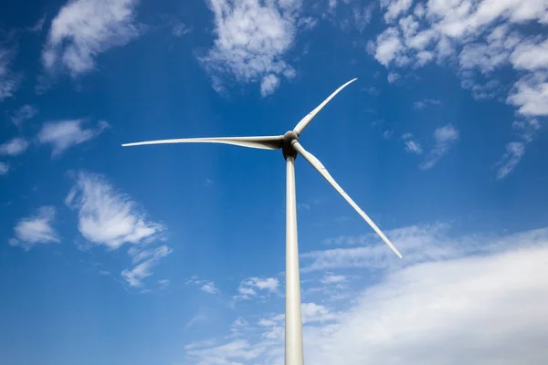 Hauptrotor Der Windkraftanlage Über Blauem Bewölkten Himmel — Stockfoto