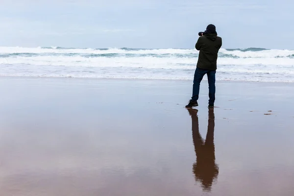 Silueta Fotógrafo Playa Del Océano Tormentoso — Foto de Stock