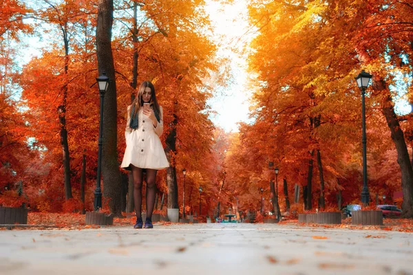 Feliz Linda Joven Mujer Caminando Hablando Teléfono Móvil Parque — Foto de Stock