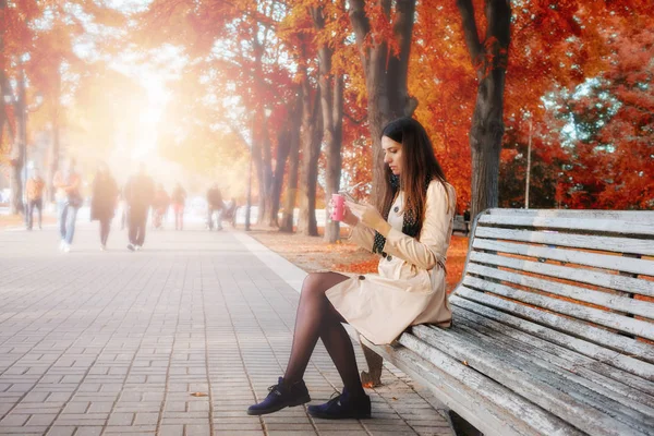 Mulher Desfrutar Temporada Outono Sentado Banco Parque Outono Com Smartphone — Fotografia de Stock