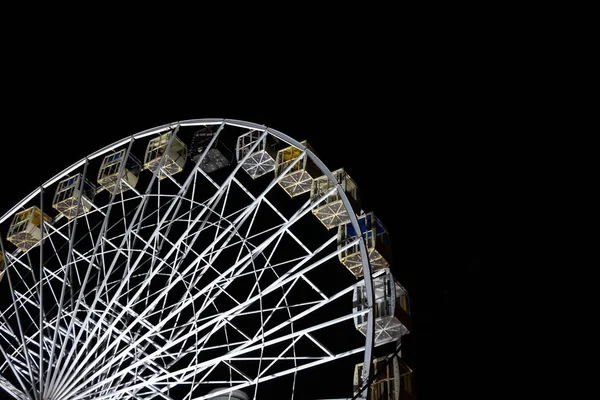 夜の公園で観覧車 カーニバル公園でのエンターテイメント — ストック写真