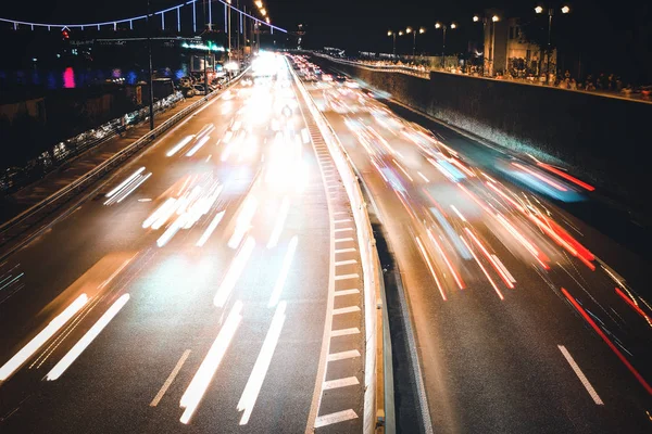 Nachts Autoverkehr Bewegungsunschärfe Auto Von Der Straßenbrücke Der Modernen Großstadt — Stockfoto