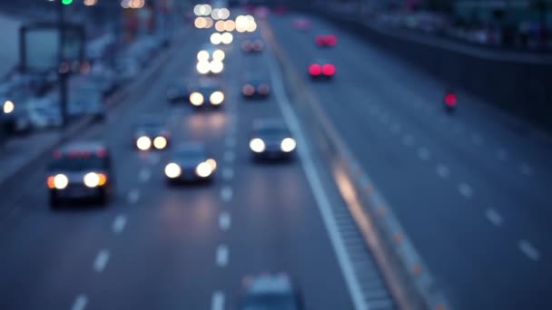 夜间城市街道上的交通信号灯 黄昏公路模糊车灯散景视频 — 图库视频影像
