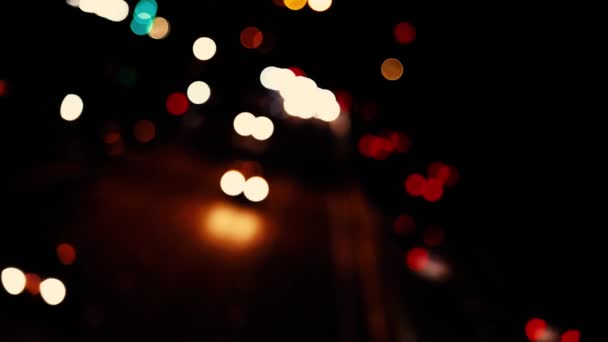 Semáforos Calle Nocturna Video Bokeh Luces Borrosas Del Coche Carretera — Vídeo de stock