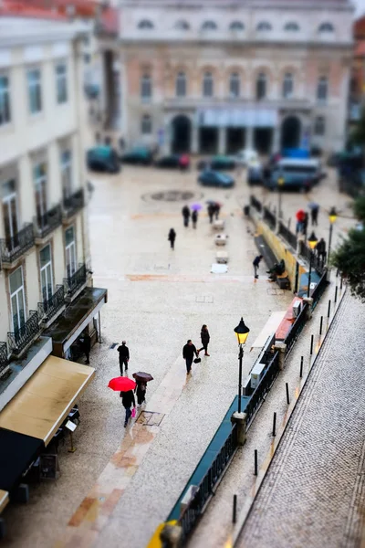 都市景観シーン 雨の下で歩いている人々 ティルト シフト効果 リスボン ポルトガル — ストック写真