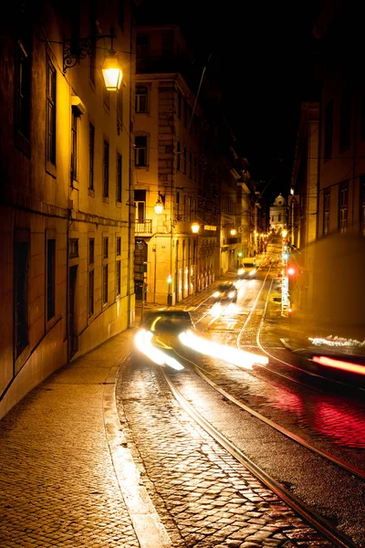 Cena Noturna Urbana Velha Cidade Europeia Iluminada Rua Noite Lisboa — Fotografia de Stock